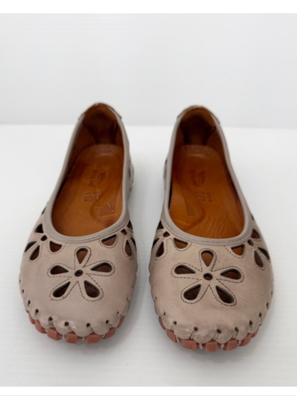 Soring step Women's Taupe Floral Cutout Leather Flats